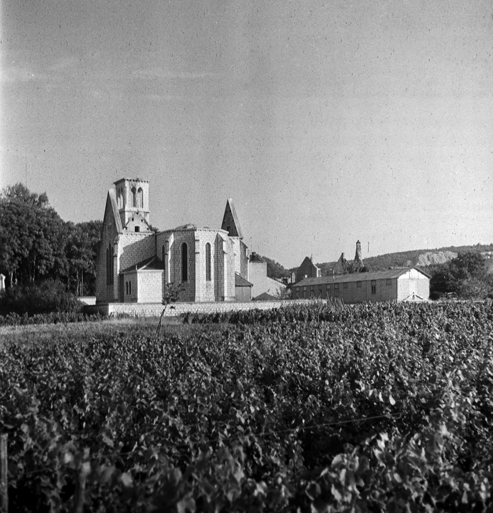 Eglise gothique en pierre de Comblanchien, incendiee le 21 aout 1944 par les Allemands